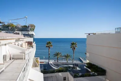 Vue générale sur la mer ou vue sur la mer prise depuis l'appartement
