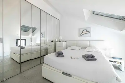Un ou plusieurs lits dans un hébergement de l'établissement Luxury Penthouse 120mÂ² in the heart of Cannes