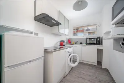 Cuisine ou kitchenette dans l'établissement Idéal Famille T2 moderne à 200m des plages deJuan