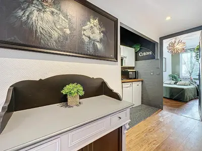 Cuisine ou kitchenette dans l'établissement T2 climatisé au coeur de Juan les pins - 200m de la plage