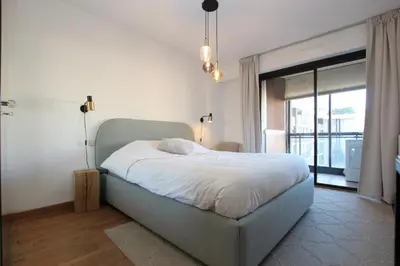 Un ou plusieurs lits dans un hébergement de l'établissement PROCHE CARLTON One bedroom Apartment