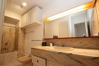 Salle de bains dans l'établissement PROCHE CARLTON One bedroom Apartment