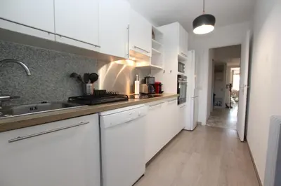 Cuisine ou kitchenette dans l'établissement PROCHE CARLTON One bedroom Apartment