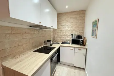 Cuisine ou kitchenette dans l'établissement T2 rénové Charme & calme au cœur du Vieil Antibes