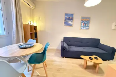 Coin salon dans l'établissement T2 rénové Charme & calme au cœur du Vieil Antibes