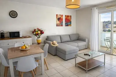 Coin salon dans l'établissement Jardin de Thémis, T2, 4P, Parking, Terrasse