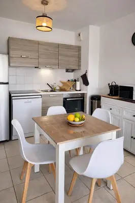 Cuisine ou kitchenette dans l'établissement Jardin de Thémis, T2, 4P, Parking, Terrasse
