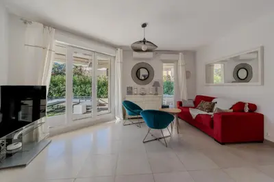 Télévision ou salle de divertissement dans l'établissement Cannes proche Croisette et plages - 2 pièces avec terrasse, jardin privé et parking