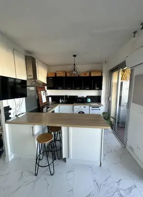 Cuisine ou kitchenette dans l'établissement Studio near Hippodrome & Seaside