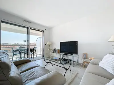 Télévision ou salle de divertissement dans l'établissement Appartement 3 pièces à Cannes avec piscine