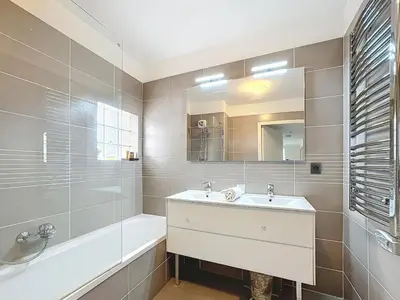 Salle de bains dans l'établissement Appartement 3 pièces à Cannes avec piscine