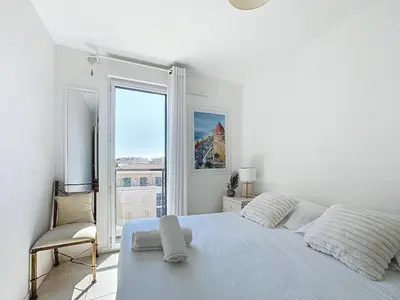 Un ou plusieurs lits dans un hébergement de l'établissement Appartement 3 pièces à Cannes avec piscine
