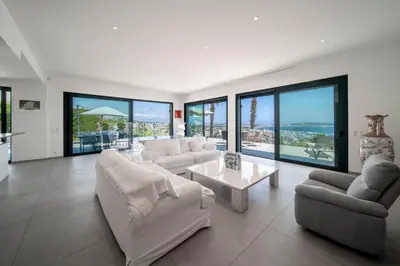 Coin salon dans l'établissement CANNES - 2128 Villa vue mer