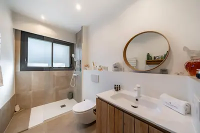 Salle de bains dans l'établissement COZYSTAY 1827 - Magnifique 3 pièces avec grand terrasse privative