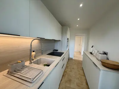Cuisine ou kitchenette dans l'établissement Spacious 2-bedroom sea view with parking in Palm Beach