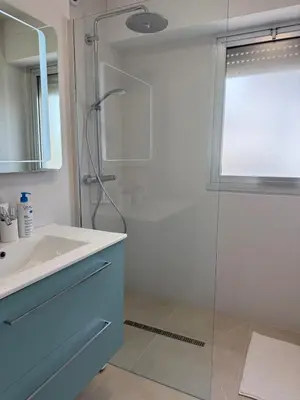 Salle de bains dans l'établissement Spacious 2-bedroom sea view with parking in Palm Beach
