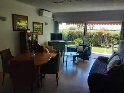 Télévision ou salle de divertissement dans l'établissement Beau T2 Piscine Parking privé Aperçu Mer