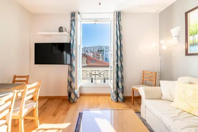 Télévision ou salle de divertissement dans l'établissement Two Bedrooms - 250m to the beach