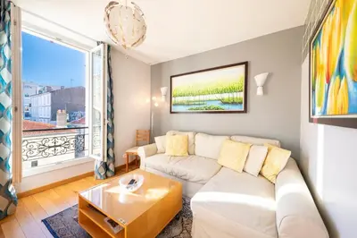Coin salon dans l'établissement Two Bedrooms - 250m to the beach