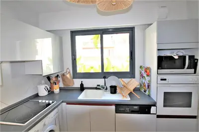 Cuisine ou kitchenette dans l'établissement Appartement climatisé 2 chambres & salles de bain à la décoration raffinée