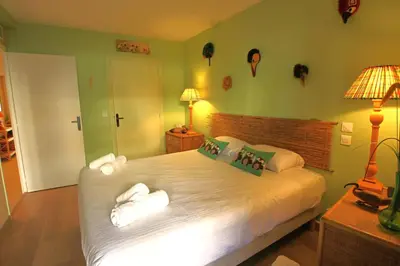 Un ou plusieurs lits dans un hébergement de l'établissement Appartement climatisé 2 chambres & salles de bain à la décoration raffinée