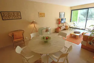 Coin salon dans l'établissement Appartement climatisé 2 chambres & salles de bain à la décoration raffinée