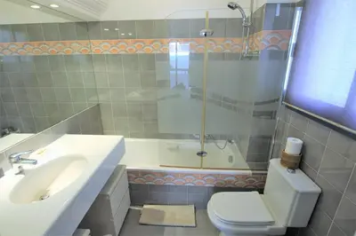 Salle de bains dans l'établissement Appartement climatisé 2 chambres & salles de bain à la décoration raffinée