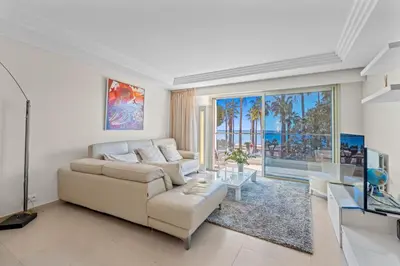 Coin salon dans l'établissement REF 2052 - Location saisonnière Appartement de prestige sur la Croisette