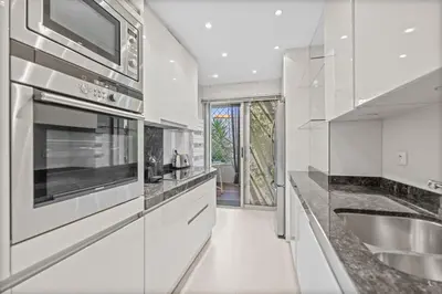 Cuisine ou kitchenette dans l'établissement REF 2052 - Location saisonnière Appartement de prestige sur la Croisette