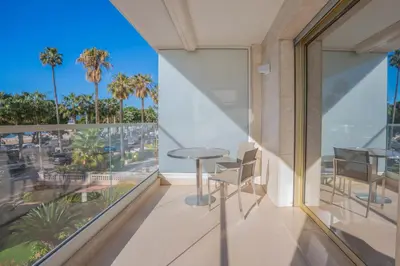 Balcon ou terrasse dans l'établissement REF 2052 - Location saisonnière Appartement de prestige sur la Croisette