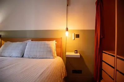 Un ou plusieurs lits dans un hébergement de l'établissement Bright 1920s Apartment - 2 Mins to Beach & Station