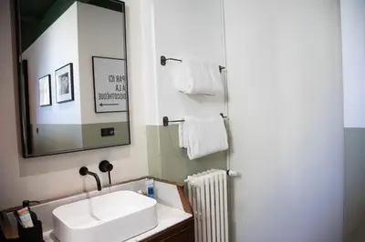 Salle de bains dans l'établissement Bright 1920s Apartment - 2 Mins to Beach & Station
