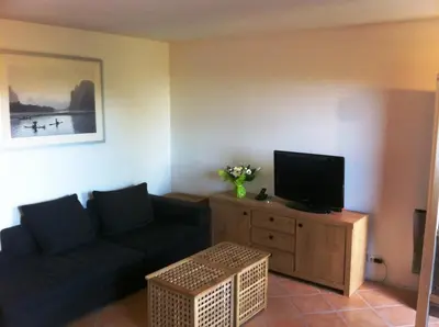 Télévision ou salle de divertissement dans l'établissement Comme une petite maison à la mer