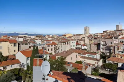 Vue générale sur Antibes ou vue de la ville depuis l'appartement