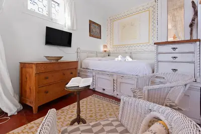Télévision ou salle de divertissement dans l'établissement Le Picasso - Hypercentre - Duplex - Rooftop - Clim - Escaliers