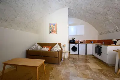 Cuisine ou kitchenette dans l'établissement LX233 Studio voûté cœur du village - Charme absolu