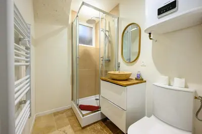 Salle de bains dans l'établissement LX233 Studio voûté cœur du village - Charme absolu