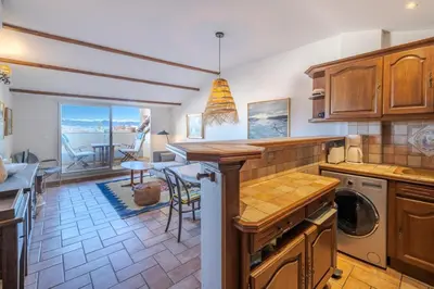 Cuisine ou kitchenette dans l'établissement Two bed with a fantastic view in Antibes old town
