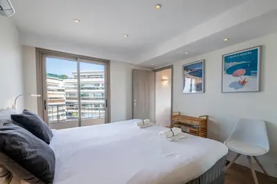 Un ou plusieurs lits dans un hébergement de l'établissement Three bedrooms with rooftop terrace in JLP