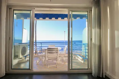 Vue générale sur la mer ou vue sur la mer prise depuis l'appartement