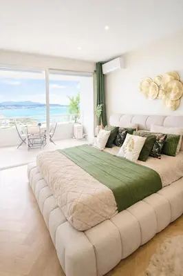 Coin salon dans l'établissement Le Balcon des Anges Vue Mer Panoramique Sur L 'Azur Parking gratuit