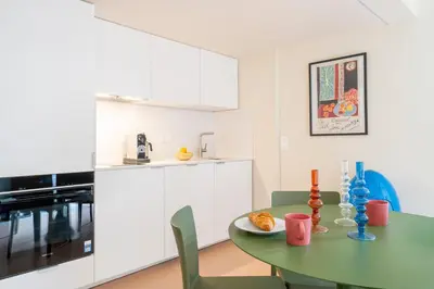 Cuisine ou kitchenette dans l'établissement Old Town Studio with Balcony and AC - Beaches and Nightlife