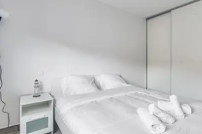 Un ou plusieurs lits dans un hébergement de l'établissement Appartement lumineux avec vue à Antibes