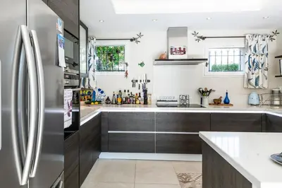 Cuisine ou kitchenette dans l'établissement Villa Petit Cottage Cap d'Antibes
