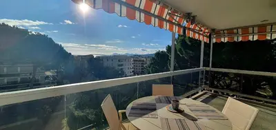 Balcon ou terrasse dans l'établissement Beautiful 2-bedroom apartment with sea view in Antibes