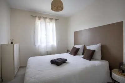 Un ou plusieurs lits dans un hébergement de l'établissement Villa Lecko House avec Piscine