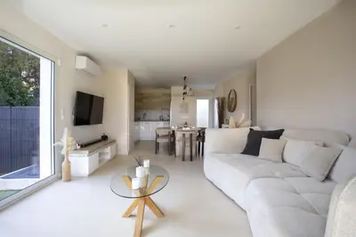 Télévision ou salle de divertissement dans l'établissement Villa Lecko House avec Piscine