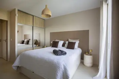 Un ou plusieurs lits dans un hébergement de l'établissement Villa Lecko House avec Piscine