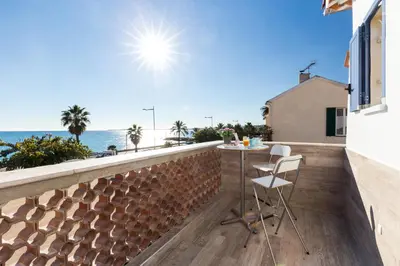 Vue générale sur la mer ou vue sur la mer prise depuis l'appartement