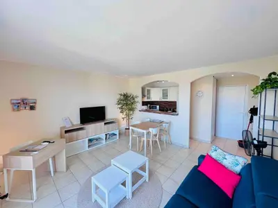 Télévision ou salle de divertissement dans l'établissement Chez Michèle - Apt 2 Prs - Sea View - Air Conditioning